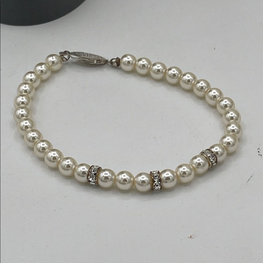 3.9.26-17 Classic Faux Pearl Bracelet with Rhinestone Rondell Accents - White
